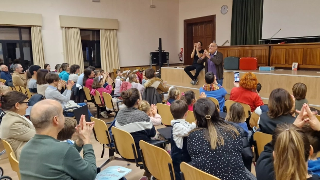 Paco Paricio, dando instrucciones a su auditorio. Foto Myriam Martínez Paco Paricio, dando instrucciones a su auditorio. Foto Myriam Martínez
