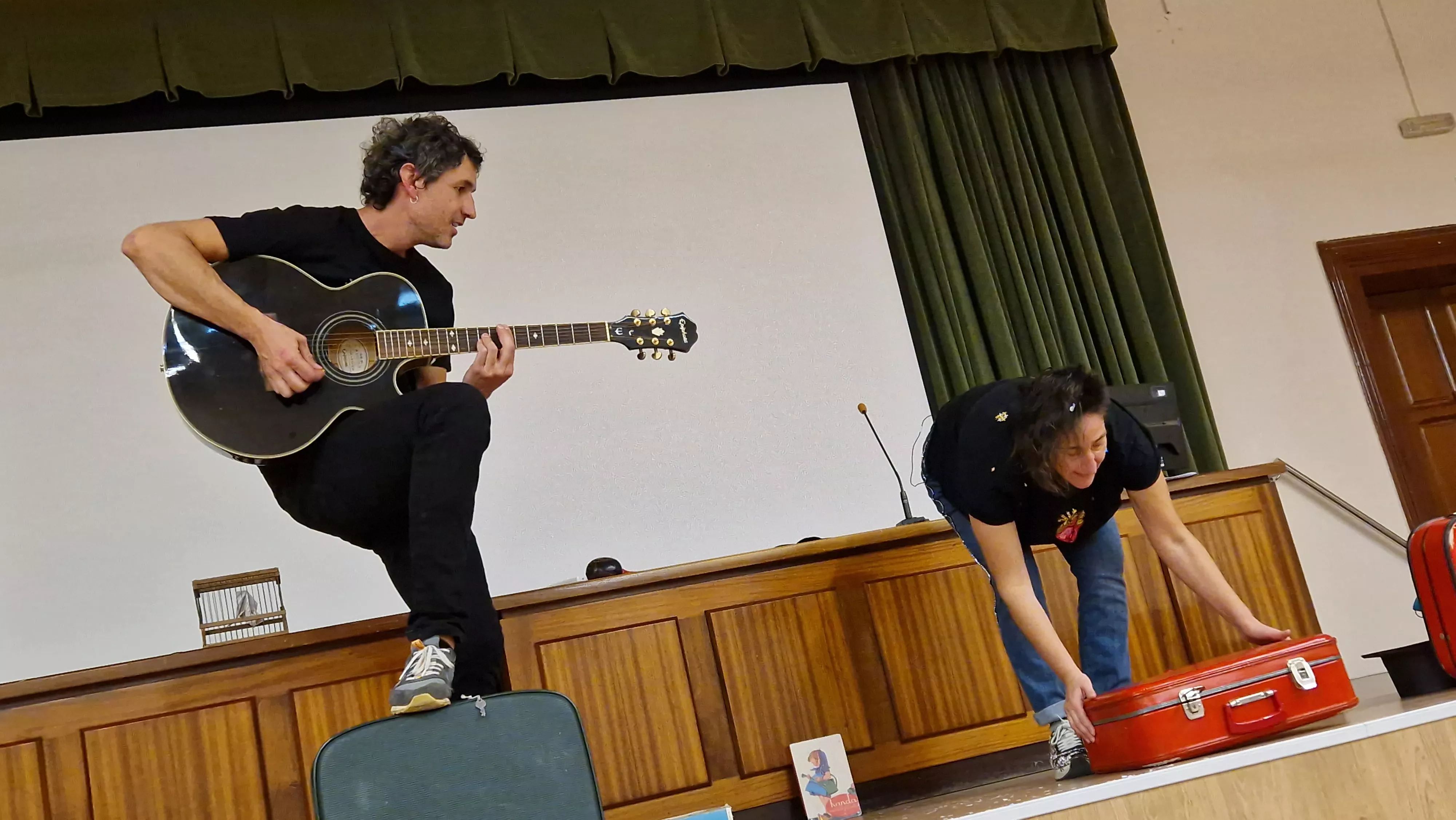 Pablo Borderías y Eva Paricio. Presentación del libro de los Chorpatélicos de los Titiriteros de Binéfar. Foto Myriam Martínez 