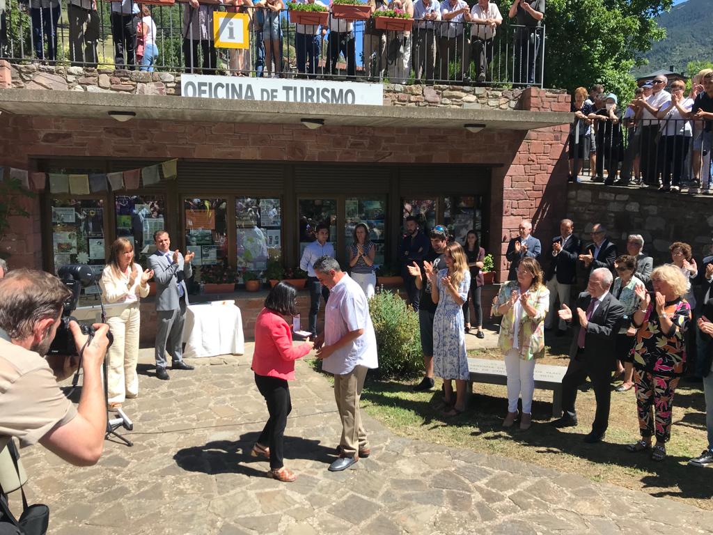 Carolina Darias entrega a Guillermo Bernués la Orden al Mérito Civil del Ministerio de Sanidad