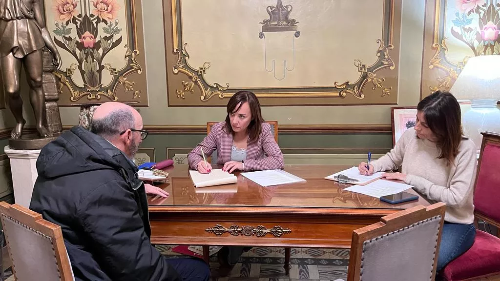 La concejala Allué con uno de los ciudadanos que ha participado en la iniciativa.