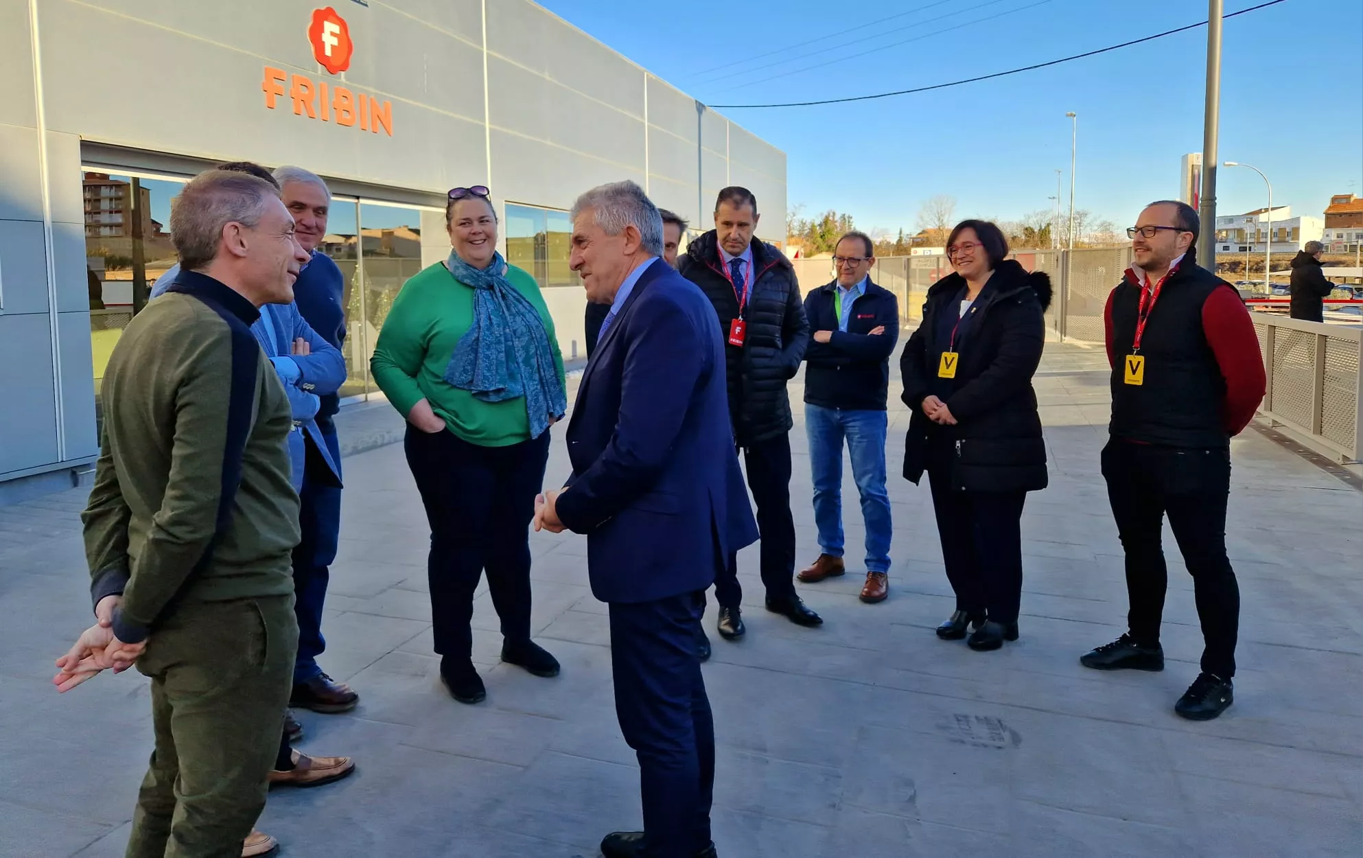 El consejero Samper con Cristina Gallart y otros directivos de Fribin, con presencia de la alcaldesa, Patricia Rivera