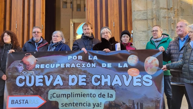 Pancarta reclamando el cumplimiento de la sentencia de la Cueva de Chavez.