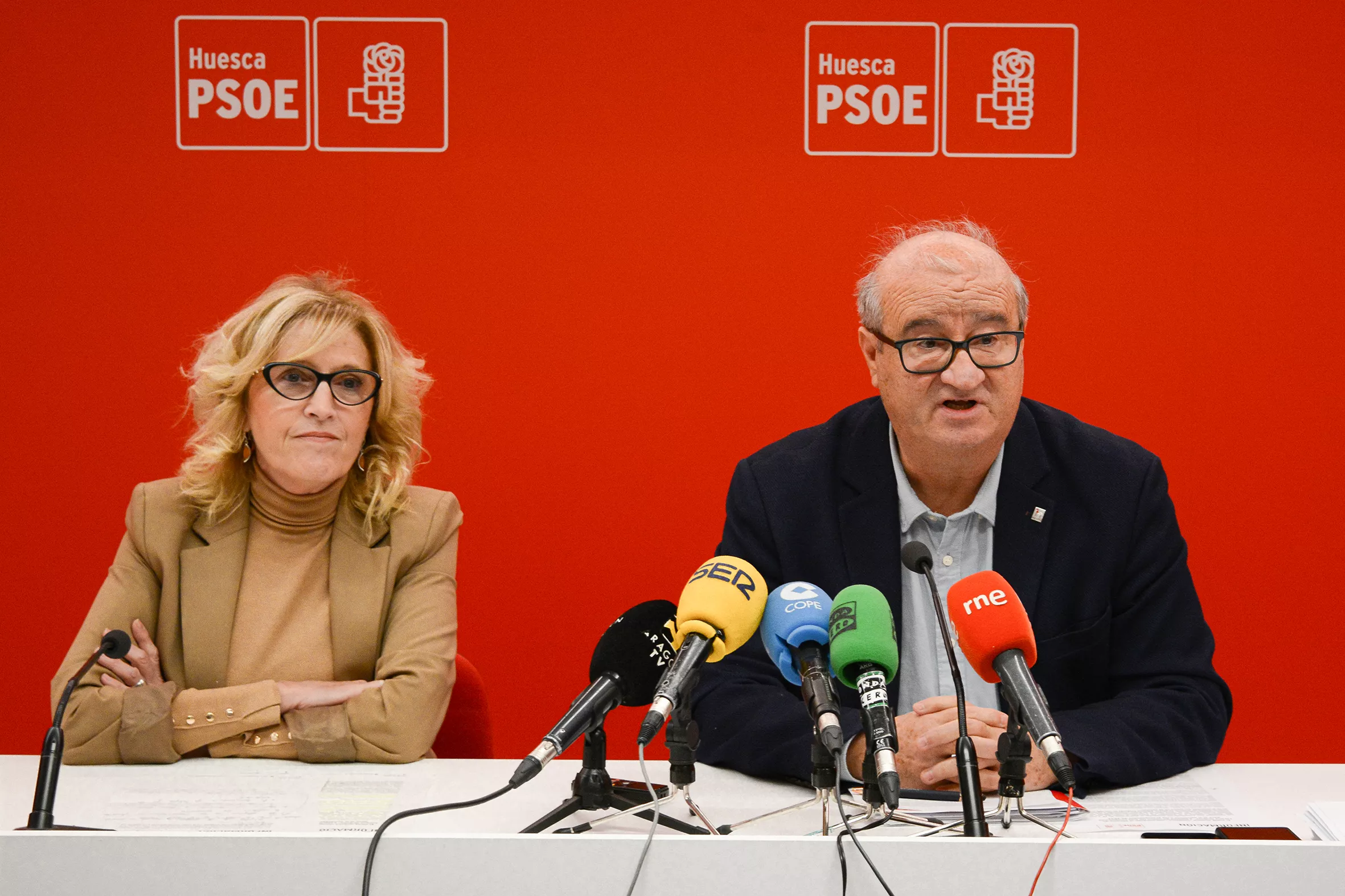 Silvia Salazar y José María Romance han presentado las propuestas del PSOE al presupuesto del Ayuntamiento de Huesca.