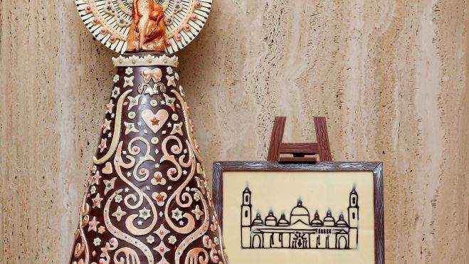 Auténtica orfebrería en la imagen de la Virgen de un metro de altura hecha en chocolate. Auténtica orfebrería en la imagen de la Virgen de un metro de altura hecha en chocolate.