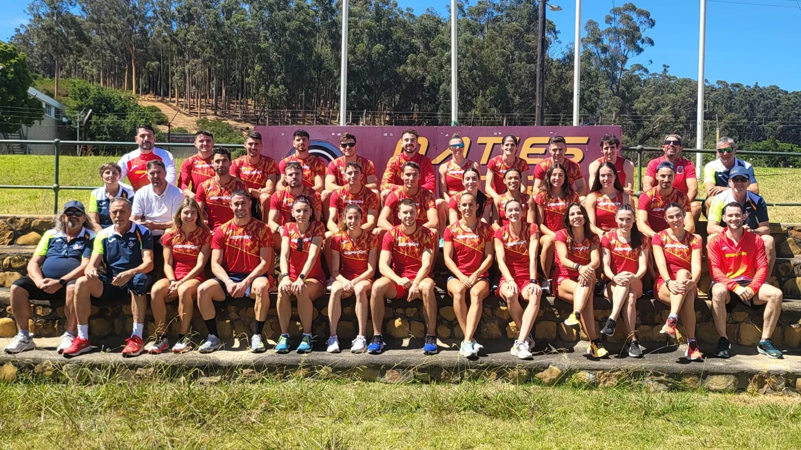 Elena Daniel, sexta por la izquierda sentada en primera fila, en la concentración de Sudáfrica.