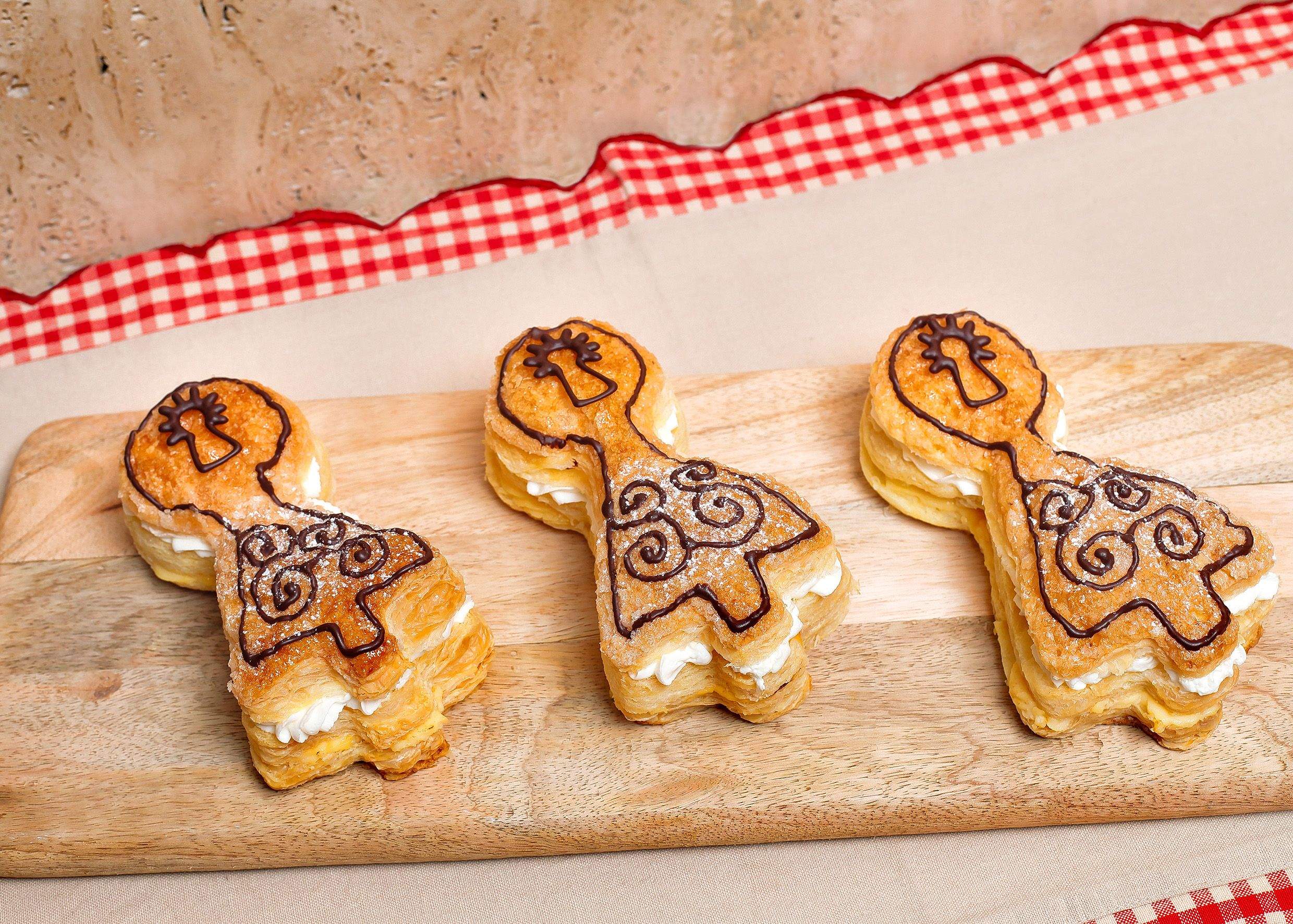 La Virgen de hojaldre con nata y crema de Ascaso.