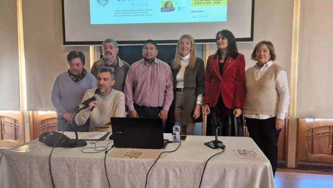 Responsables políticos y de Cocemfe con los ponentes. Foto Myriam Martínez Responsables políticos y de Cocemfe con los ponentes. Foto Myriam Martínez