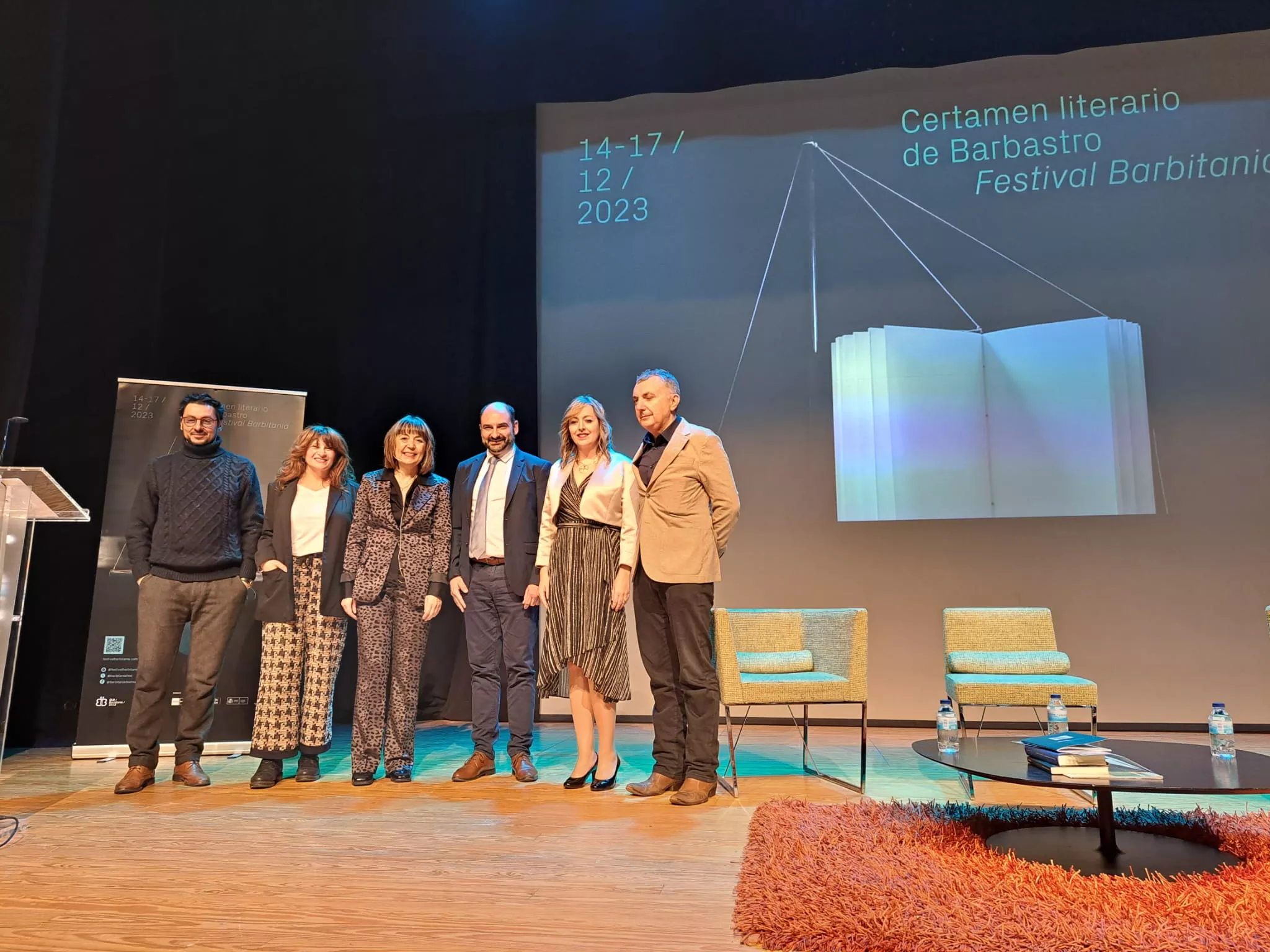 Autoridades junto a los presidentes de los jurados. Karmelo C. Iribarren y Aleksandra Lun, premio Hermanos Argensola y Ciudad de Barbastro