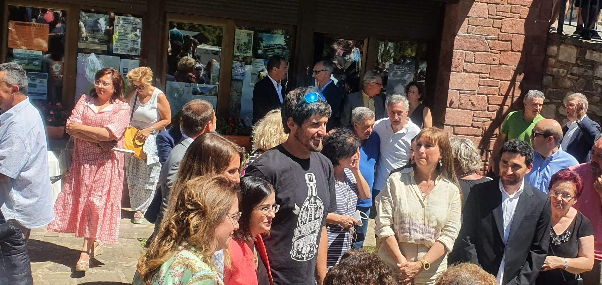 Asistentes al acto de homenaje a Guillermo Bernués