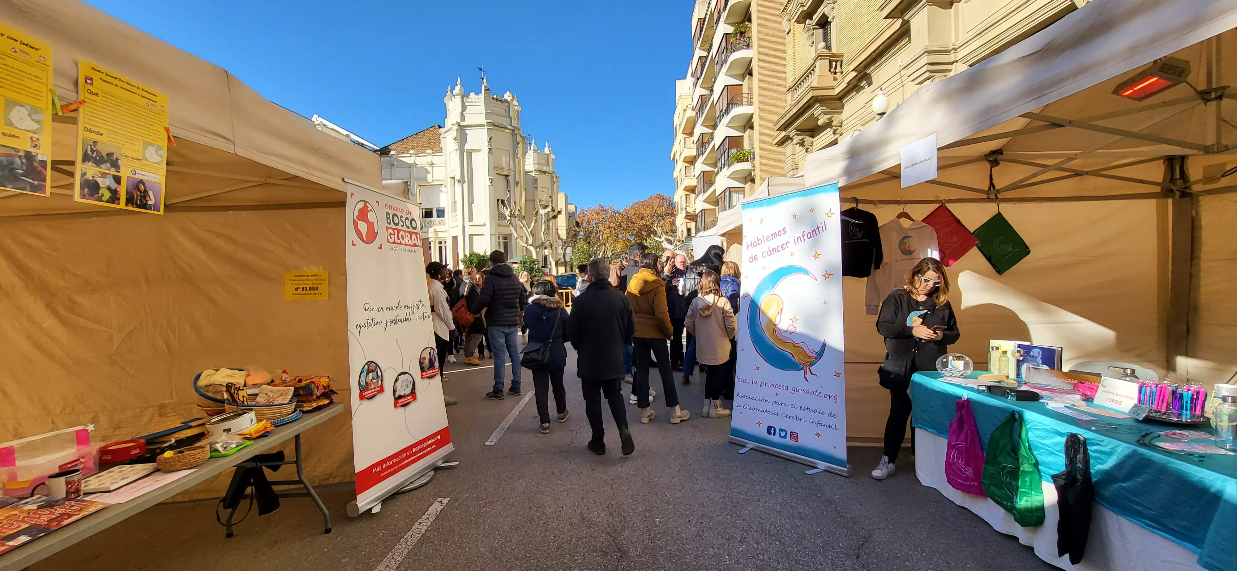 Mercado Solidario de Navidad en Huesca. Foto Mercedes Manterola