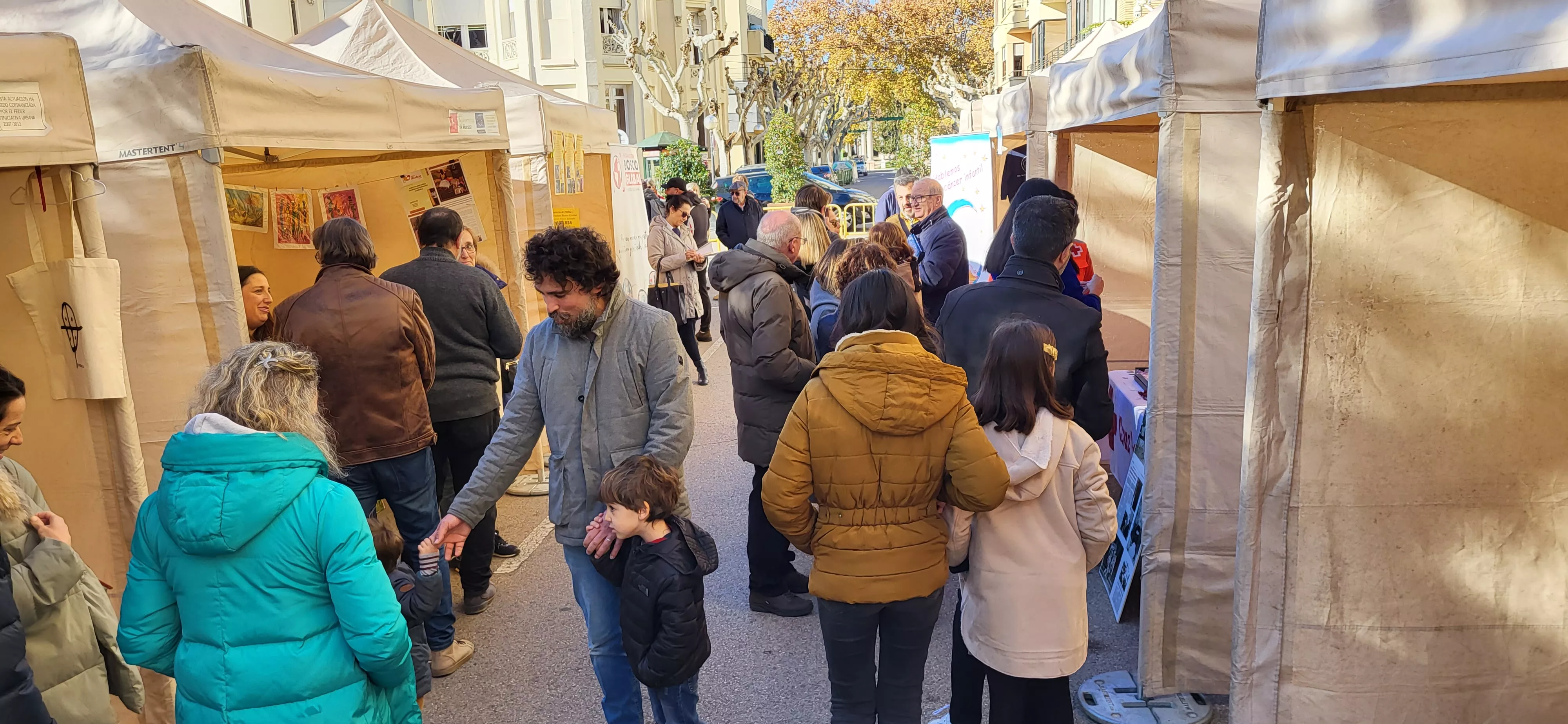 Mercado Solidario de Navidad en Huesca. Foto Mercedes Manterola