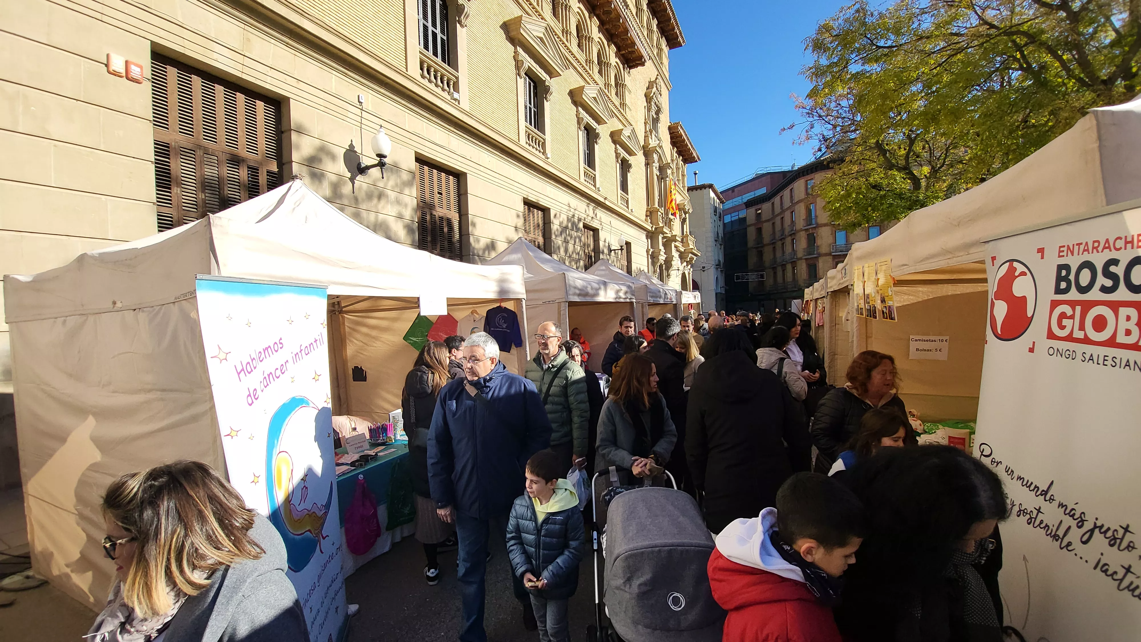 Mercado Solidario de Navidad en Huesca. Foto Mercedes Manterola