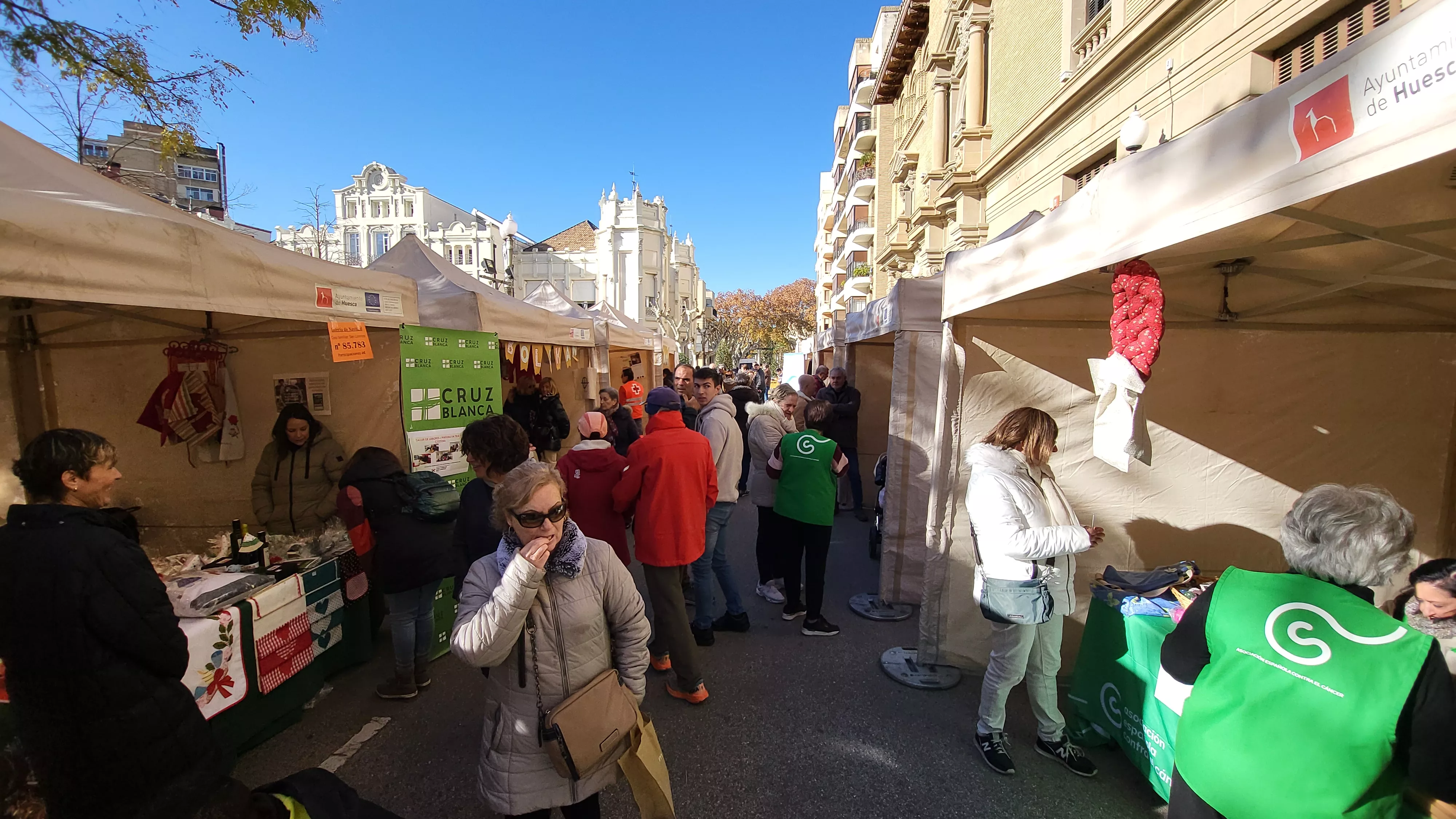 Mercado Solidario de Navidad en Huesca. Foto Mercedes Manterola