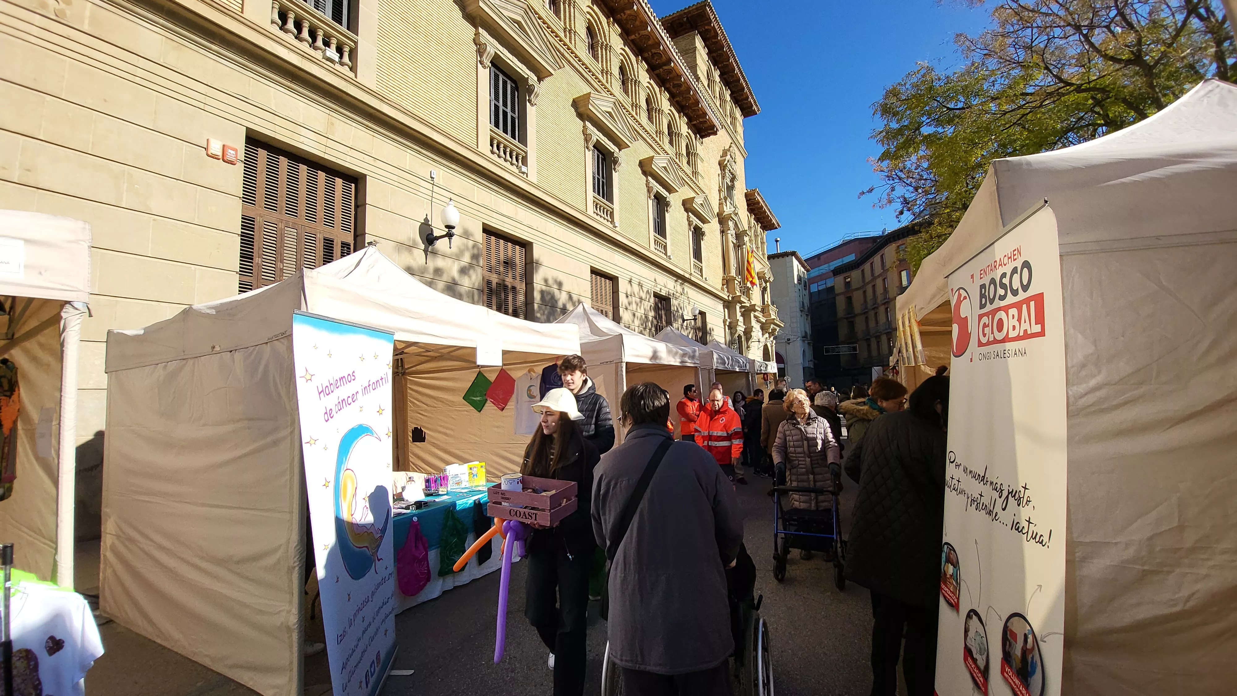 Mercado Solidario de Navidad en Huesca. Foto Mercedes Manterola
