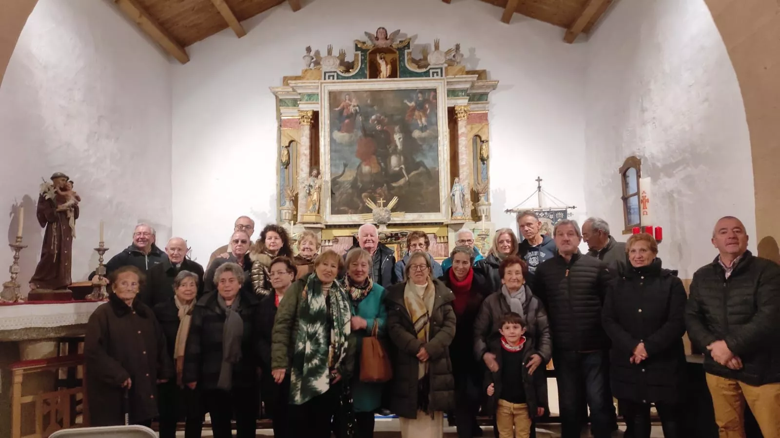 Asistentes a la reapertura de la iglesia de San Jorge de Erés
