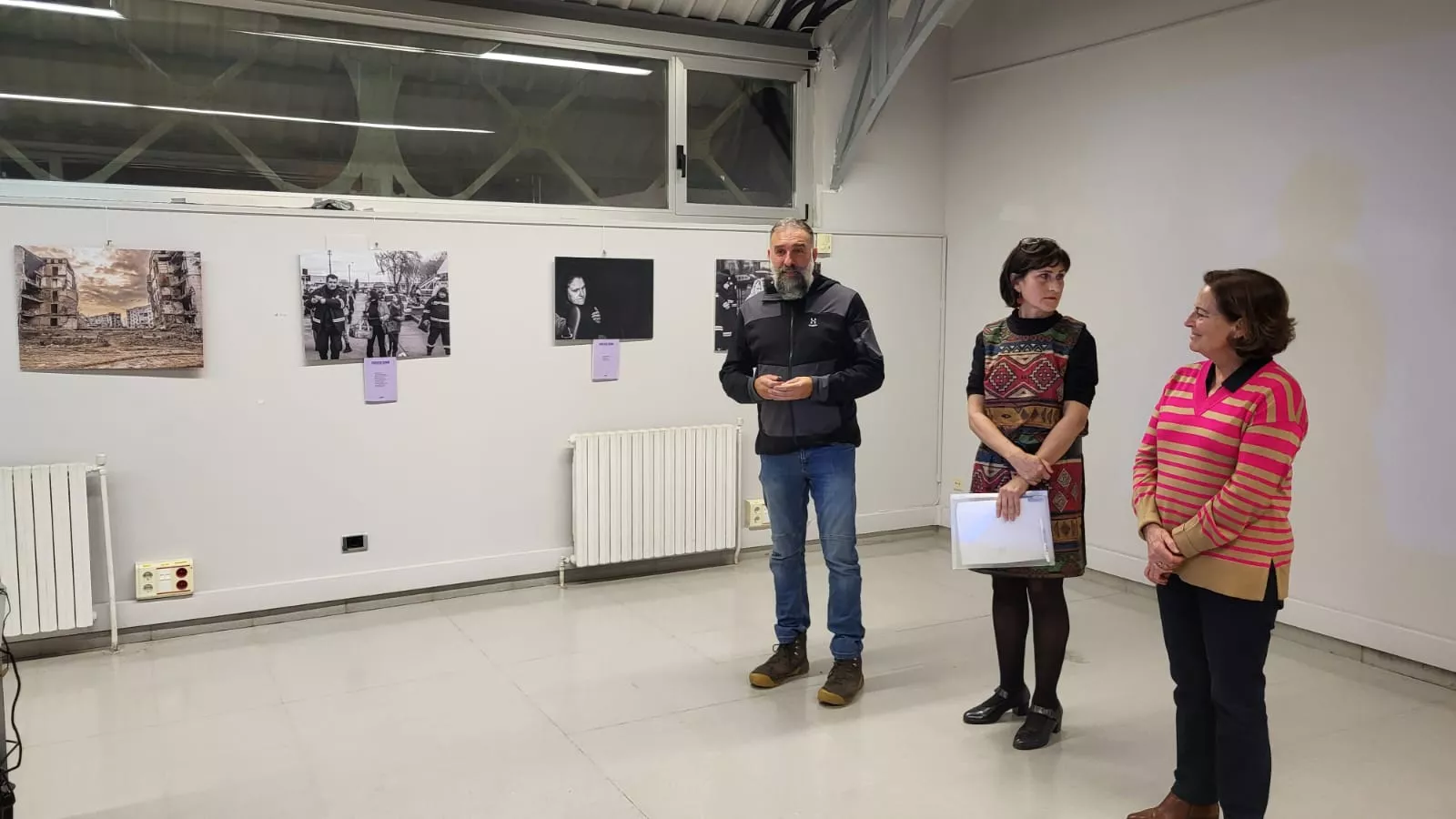 Javier Martín Hernández, Amelia Petit y Teresa Moreno en el Centro Cultural Manuel Benito Moliner en la exposición Éxodo desde Ucrania. Miradas de las mujeres