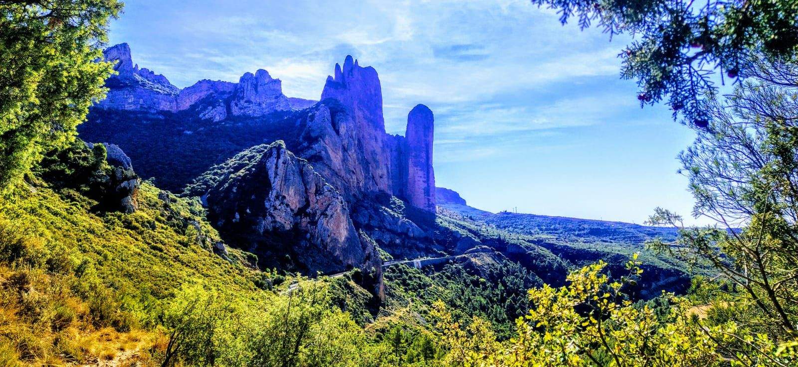 Una delicia de caminata bajo precioso un cielo azul algo enmarañado de nubes. Foto Joaquín Santafé
