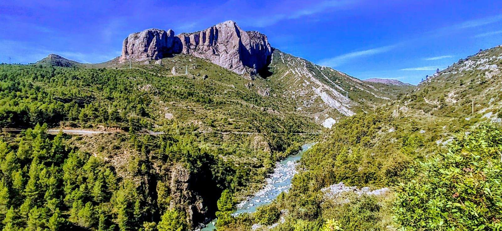 Bordeando estos conglomerados prepirenaicos (muy queridos por los escaladores) y entre los Mallos de Riglos y Peña Rueba discurre el río Gallego. Foto Joaquín Santafé 