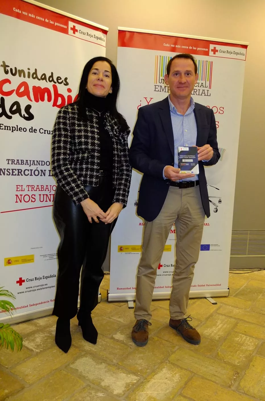 Lola Ibort entrega el premio a Alejandro Cebollero, en nombre de Vitalia San Pablo