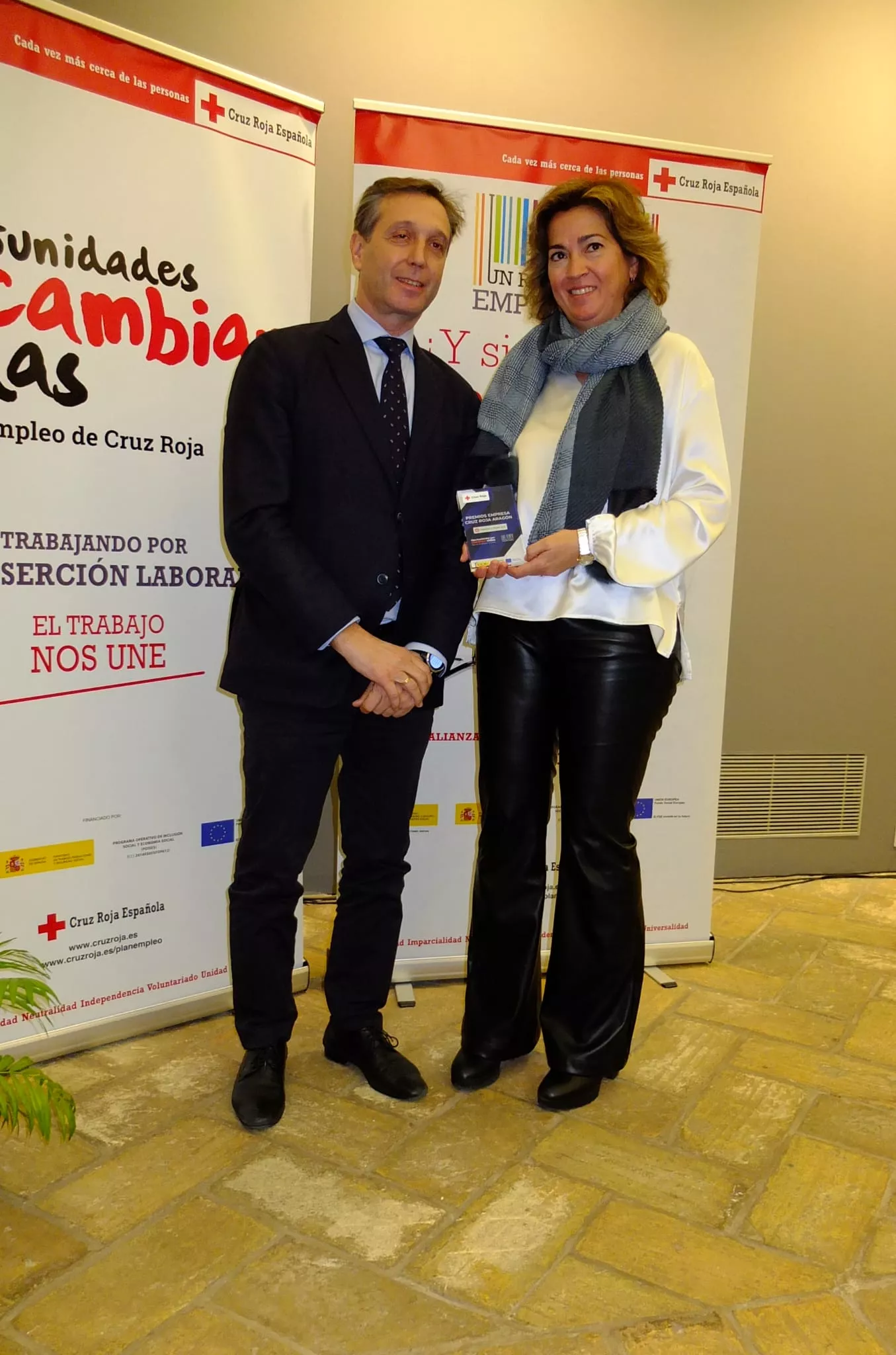 Javier Betorz entrega el galardón a Aran