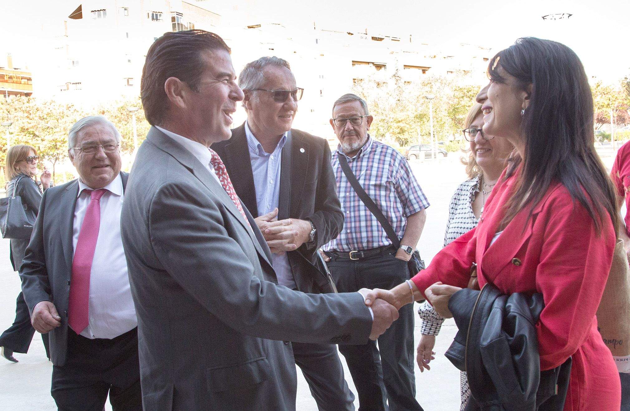 José Antonio Pradas saluda a Isabel Bombal a su llegada al Palacio de Congresos. Foto Riegos del Alto Aragón José Antonio Pradas saluda a Isabel Bombal a su llegada al Palacio de Congresos. Foto Riegos del Alto Aragón