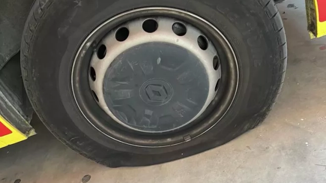 Rueda pinchada en Pirineos, de Huesca Rueda pinchada en Pirineos, de Huesca