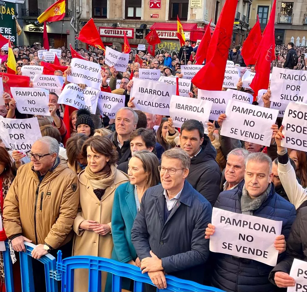 Jorge Azcón, tras Feijóo, Cuca Gamarra y la expresidenta Yolanda Barcina