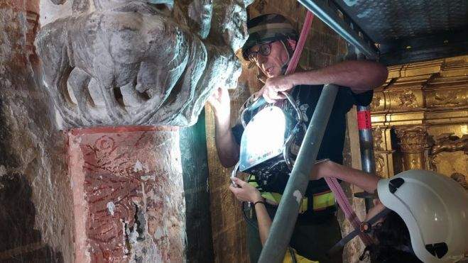Trabajos en uno de los capiteles de la iglesia de Majones Trabajos en uno de los capiteles de la iglesia de Majones