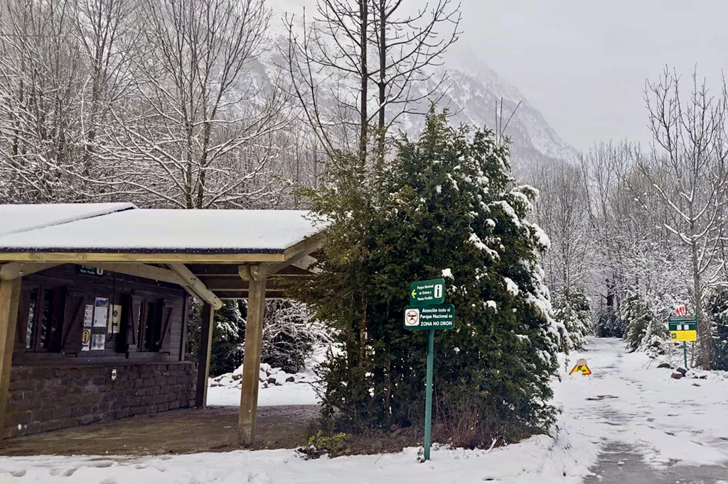 Porche instalado en el edificio de punto de información de Pineta.