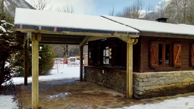 Imagen del porche de madera instalado en la cara norte del punto de información de Pineta. Imagen del porche de madera instalado en la cara norte del punto de información de Pineta.