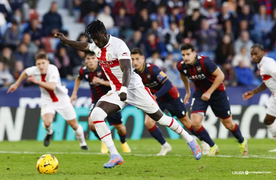 Obeng, jugador del Huesca, lanza el penalti ante el Levante. 