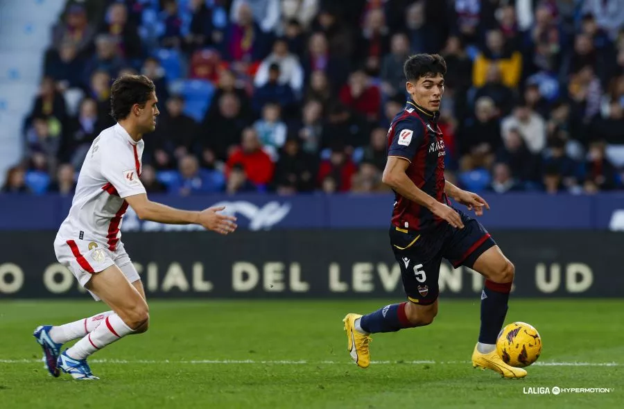 Javi Martínez, uno de los jugadores que ha sufrido un primer tiempo hostil para el Huesca.