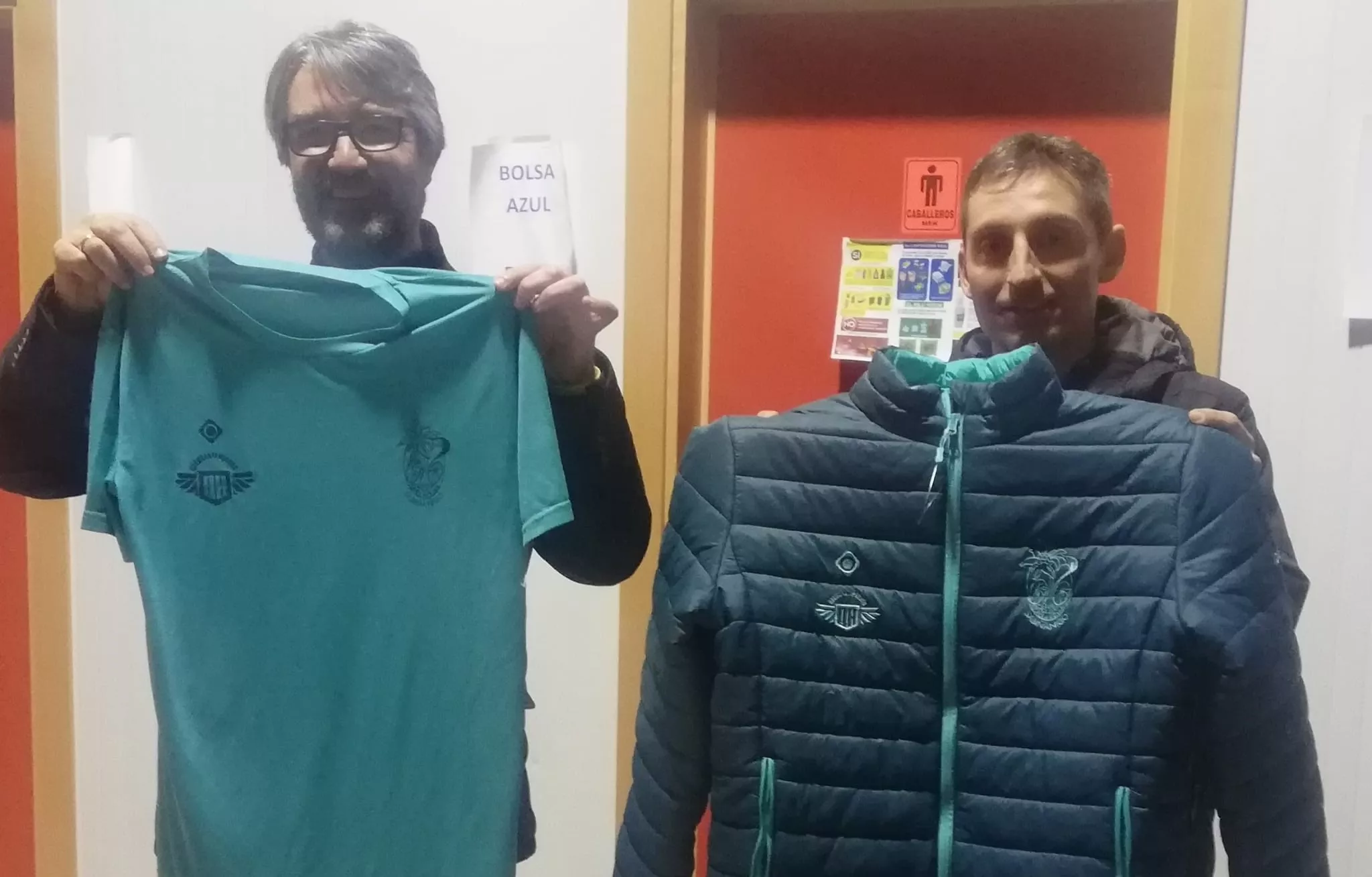 Un brindis por la Quebrantahuesos: Enrique Ascaso, del CC Edelweiss, muestra la ropa de la próxima edición. Foto: Andrés Alcaraz.