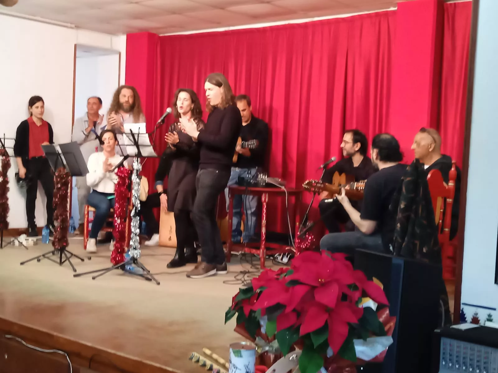 En la Casa de Andalucía, la Zambomba Solidaria ha montado la marimorena