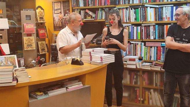 José Luis Cano y su nieta se pusieron narices de payaso. Foto Myriam Martínez