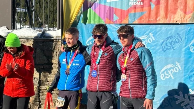 Podio Eduardo Sola en vertical Podio Eduardo Sola en vertical