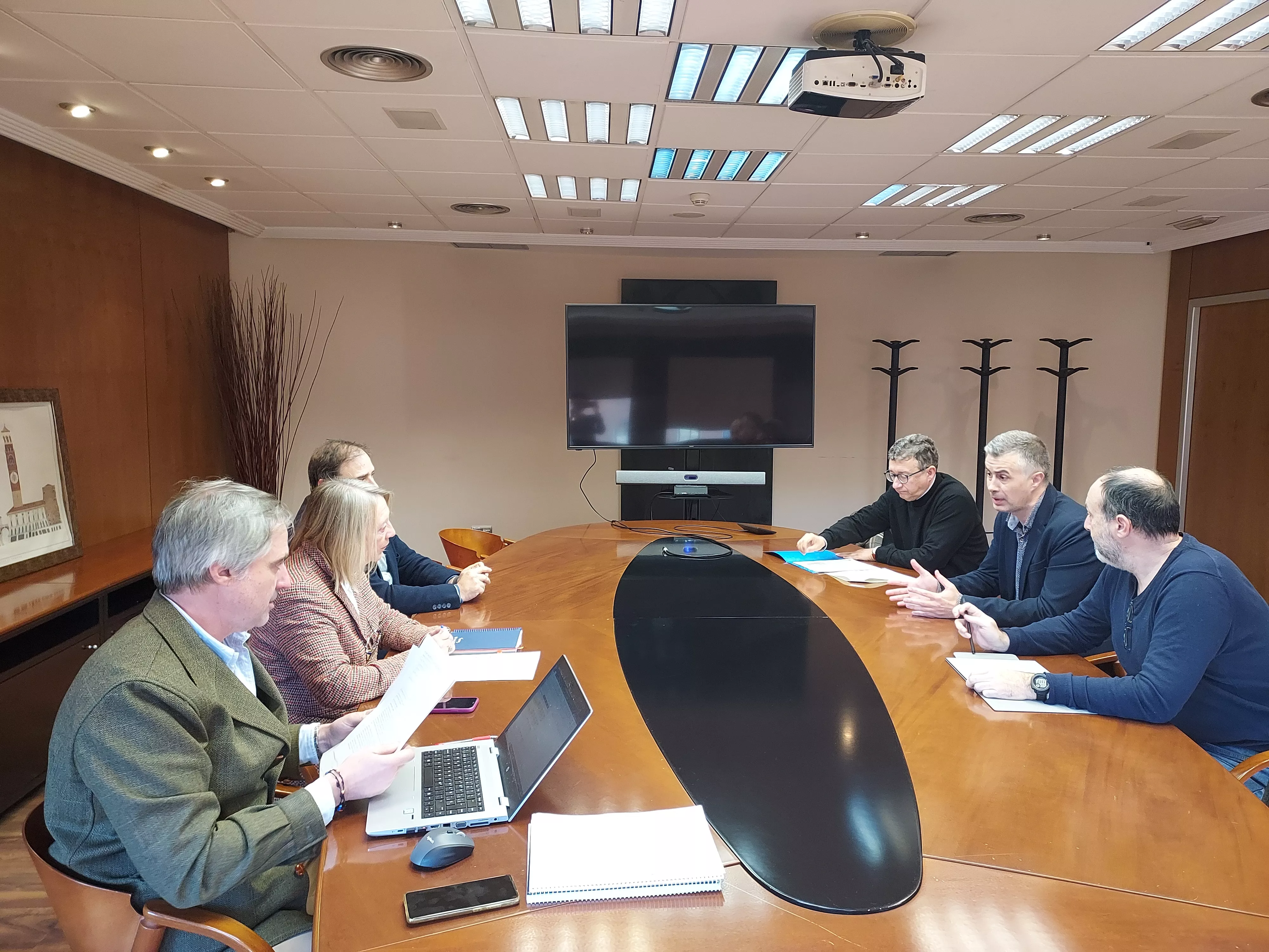 Imagen de archivo de una reunión mantenida por Acuaes y el Ayuntamiento de Jaca por el proyecto de mejora del abastecimiento de agua.