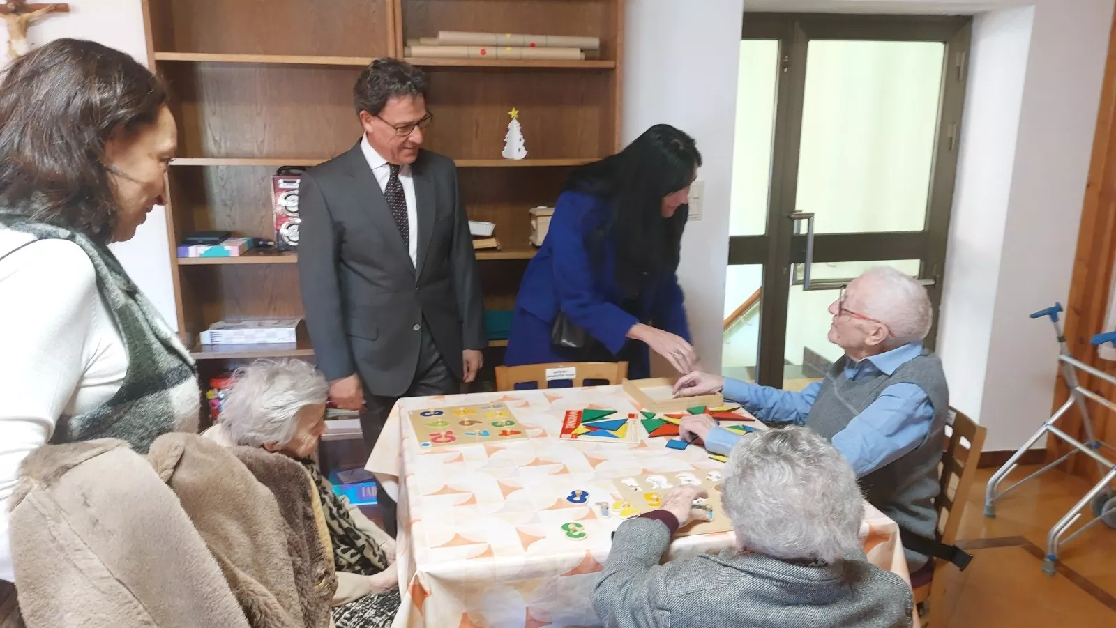 La alcaldesa y la consejera con algunos residentes en Casa Amparo