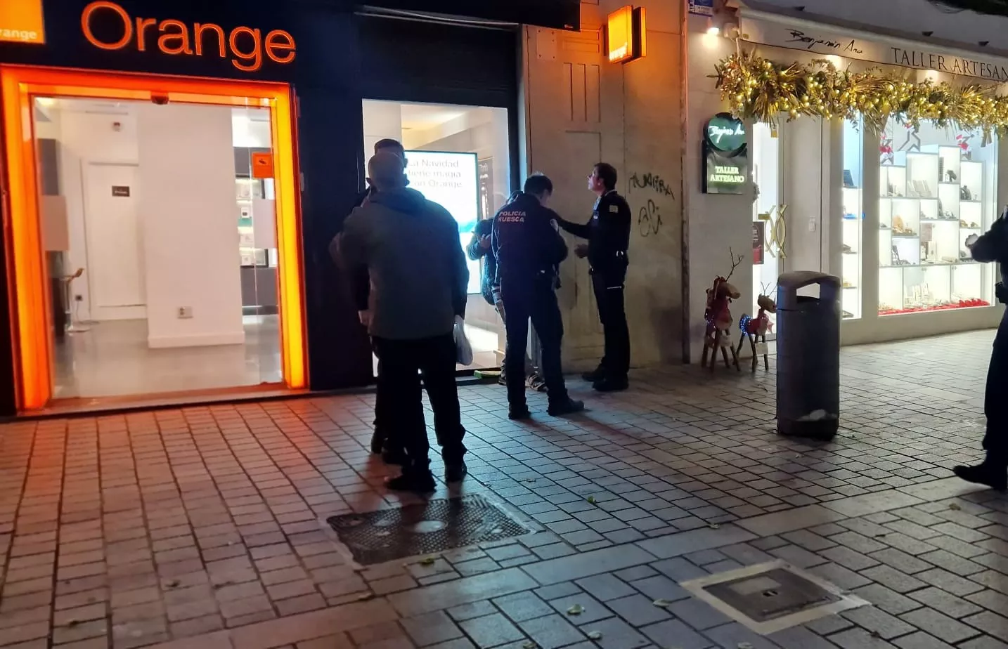 Intervención policial en un altercado en el centro de Huesca.