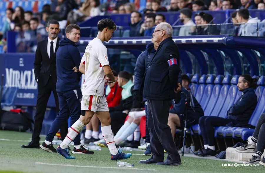 Kento Hashimoto enfila el camino de vestuarios tras ver la roja ante el Levante. Kento Hashimoto enfila el camino de vestuarios tras ver la roja ante el Levante.