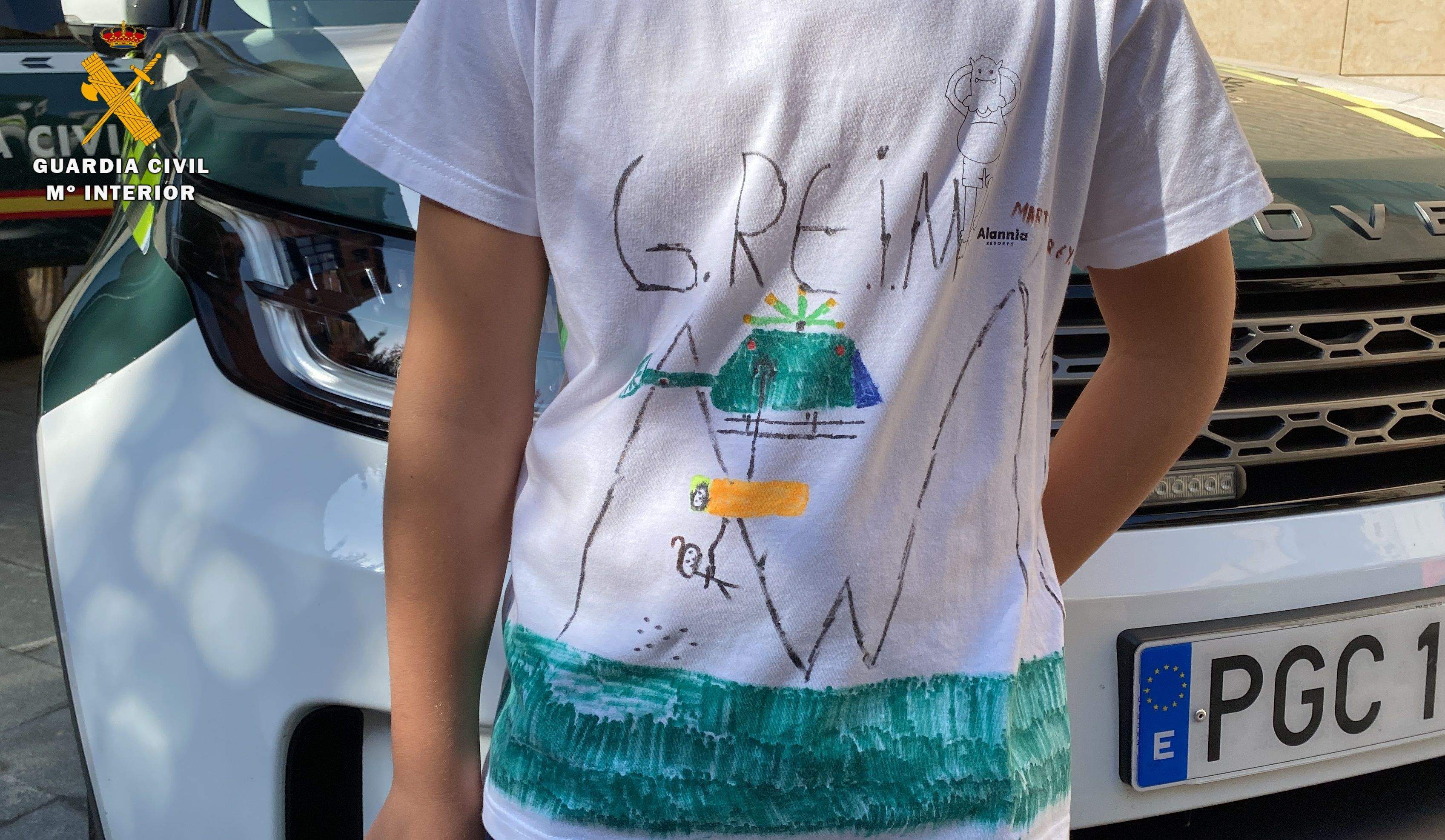 Martín llevó una camiseta en la que había dibujado un helicóptero realizando un rescate. Martín llevó una camiseta en la que había dibujado un helicóptero realizando un rescate.
