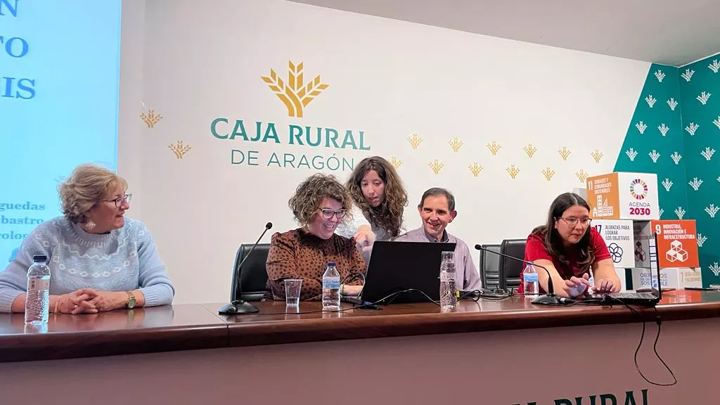 La doctora Carolina García (segunda por la izquierda) destaca los avances en la investigación de la esclerosis múltiple.