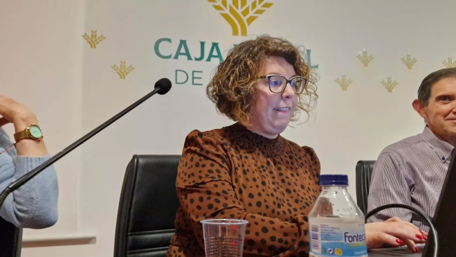 Carolina García, en el salón de actos de Caja Rural de Huesca. Foto Myriam Martínez