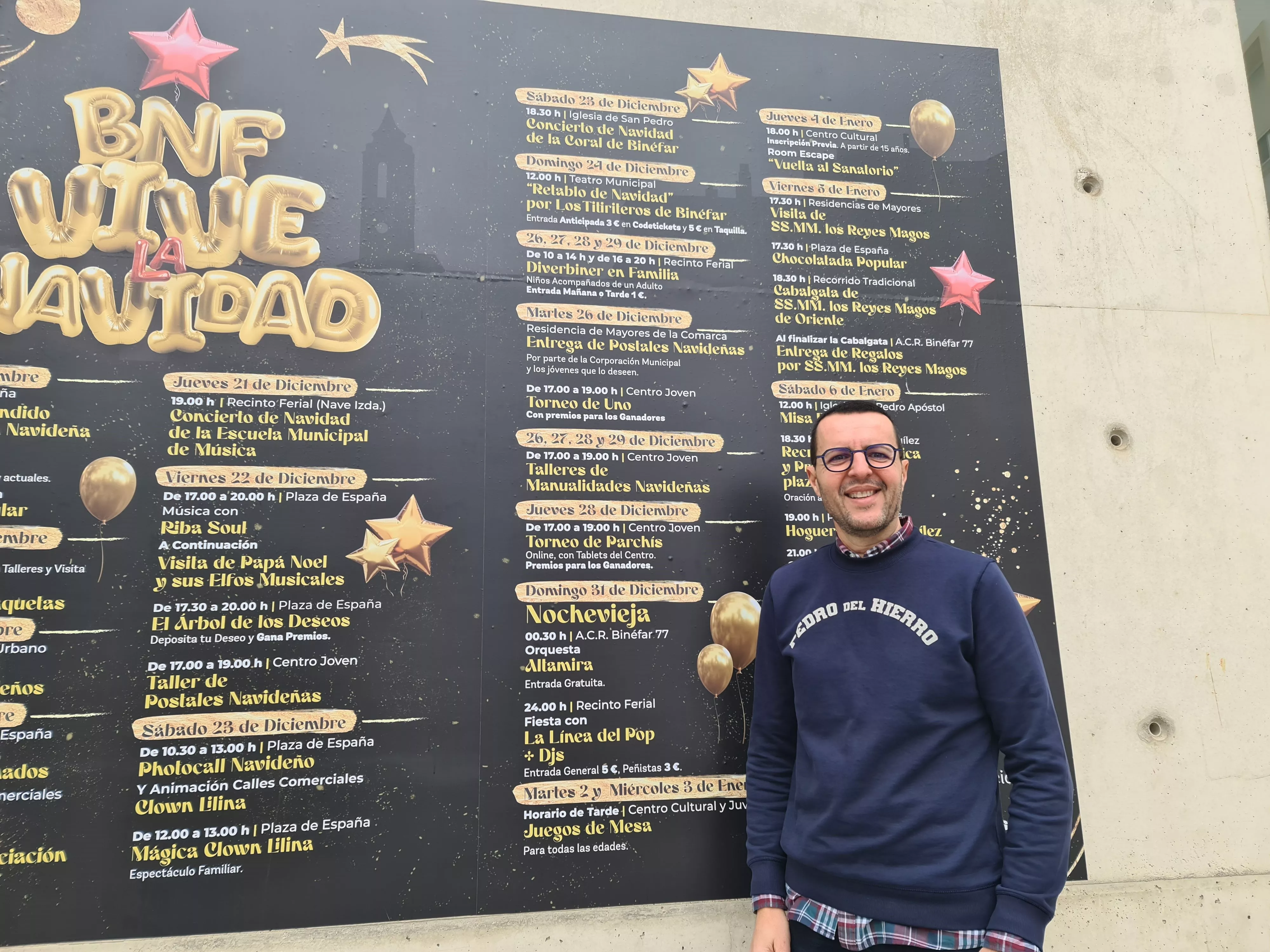 César Pardos con el cartel de la programación navideña donde se incluye Divebiner