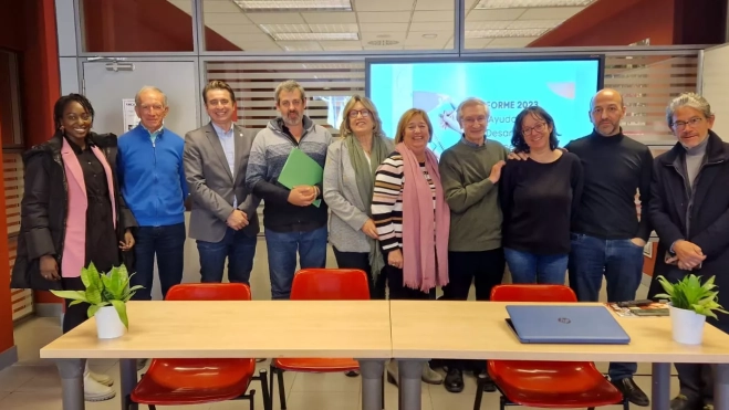 Miembros de la FAS y asistentes a la rueda de prensa, entre otros varios concejales del PSOE y miembros de ONG. Foto Myriam Martínez Miembros de la FAS y asistentes a la rueda de prensa, entre otros varios concejales del PSOE y miembros de ONG. Foto Myriam Martínez