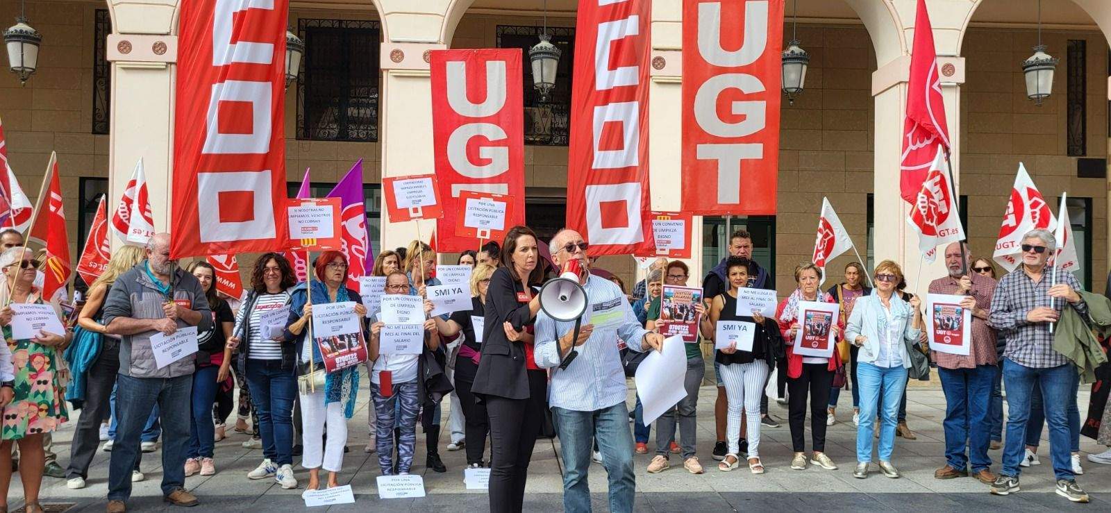 Concentración de CCOO y UGT ante la sede de la CEOS por un trabajo decente. Foto Mercedes Manterola Concentración de CCOO y UGT ante la sede de la CEOS por un trabajo decente. Foto Mercedes Manterola