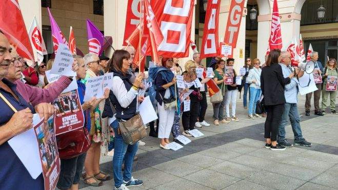 Concentración de CCOO y UGT ante la sede de la CEOS por un trabajo decente Concentración de CCOO y UGT ante la sede de la CEOS por un trabajo decente