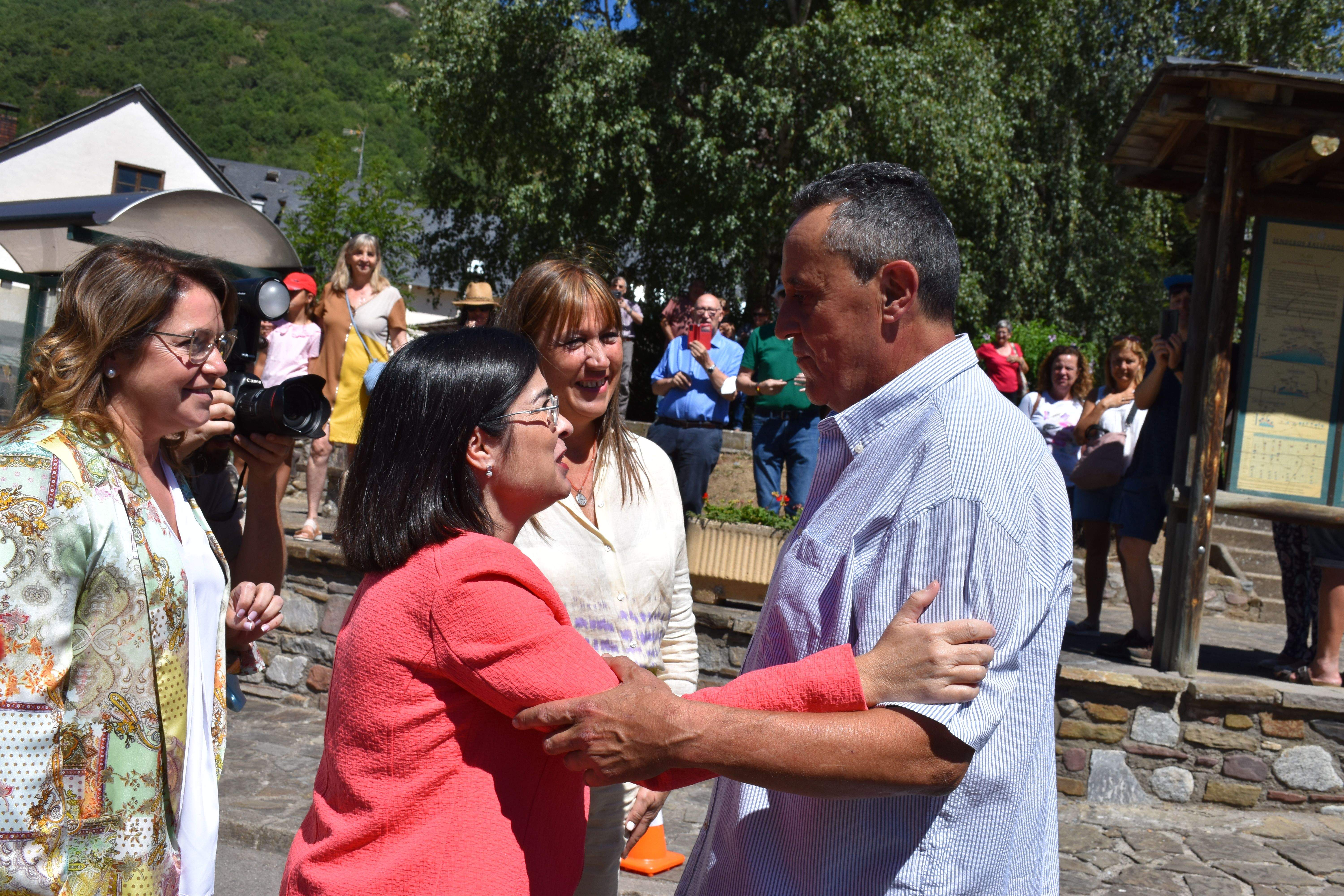 Carolina Darias viaja a Plan para entregar al médico rural Guillermo Bernués la Orden al Mérito Civil del Ministerio de Sanidad