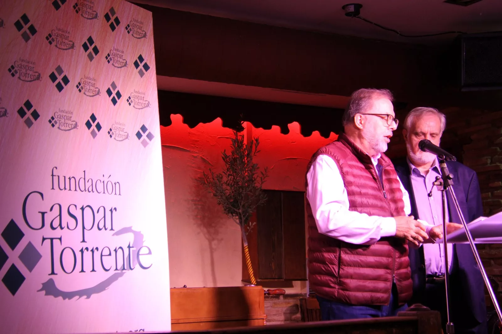 Entrega del premio a la Defensa y Libertades de Aragón a la sala Edén. Foto Carlos Neofato 