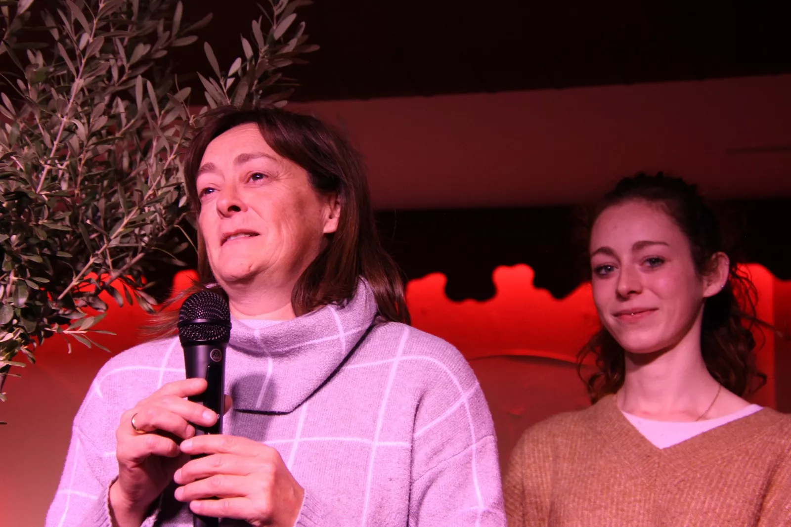 Entrega del premio a la Defensa y Libertades de Aragón a la sala Edén. Foto Carlos Neofato 